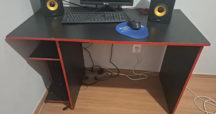 Mesa gamer vermelha