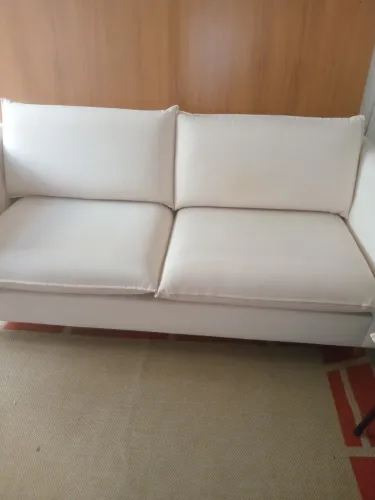 Vende se um sofá.