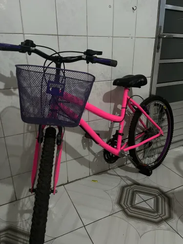 Bicicleta Rosa Aro 26 c/Cestinha e Marchas