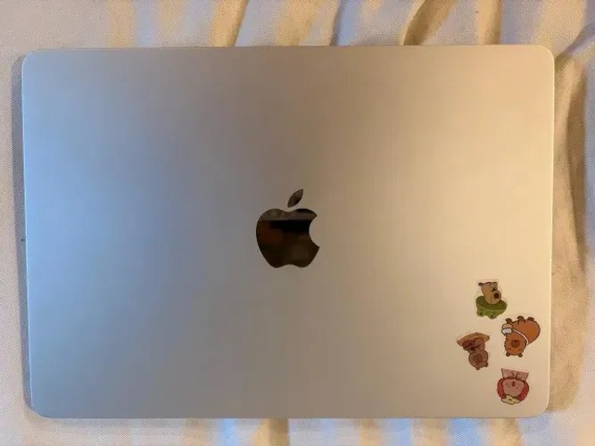 macbook air m2 (2022) de 256 gb e 8gb de ram - seminovo - prata