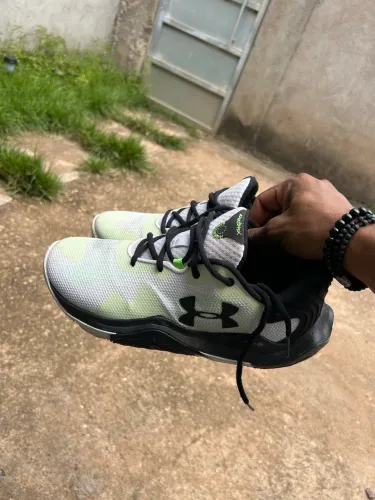 Tênis under armour.
