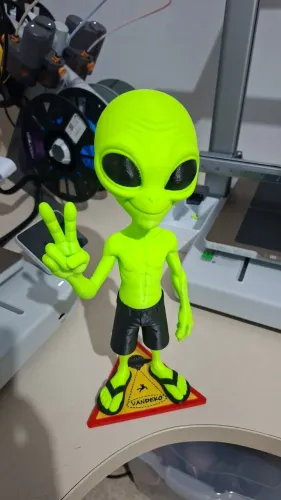 ET Caminhoneiro alienígena brilha na luz UV 