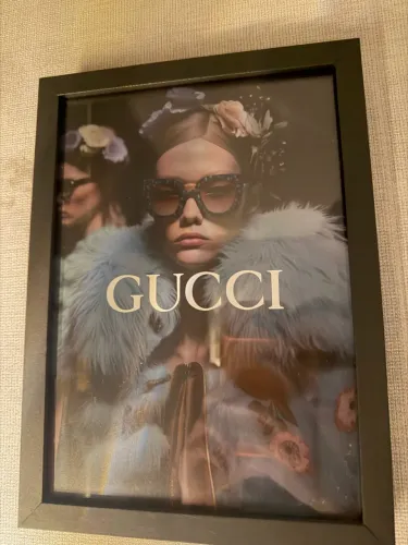 Quadros para decorar com estilo seu quarto pinduradosnou apoiados! Luxo Gucci