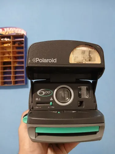 Câmera analógica polaroid 600 linda 