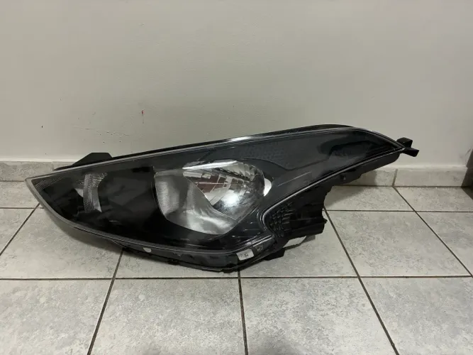 Farol HB20 2021 lado esquerdo