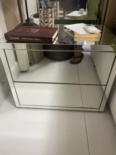 Mesa de cabeceira espelhada 