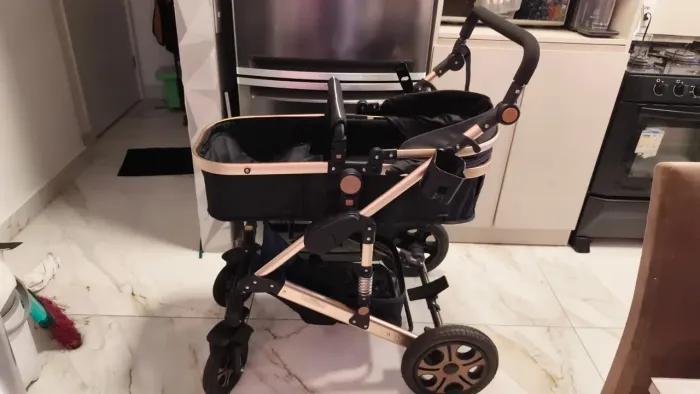 Carrinho de Bebê Seminovo - Usado Apenas 1 Vez - Estado de Novo