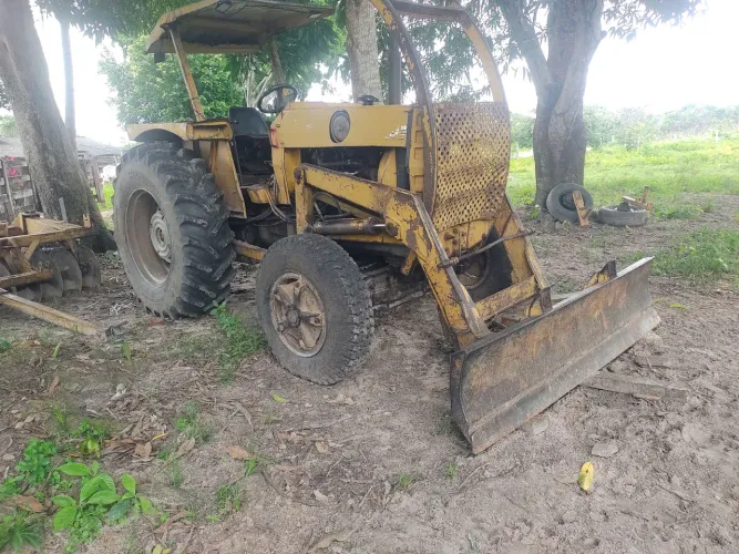 Trator CBT 8060 com lâmina 