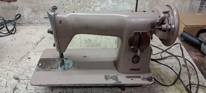 Máquina de costura Singer 15C antiga 