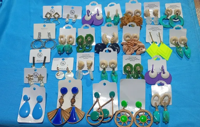 Brincos e acessórios feminino tem colar e cartelas de brincos