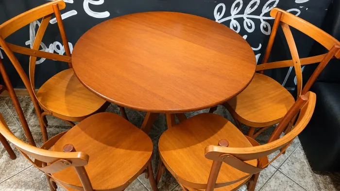 2 jogos de mesa com cadeira  vila rica