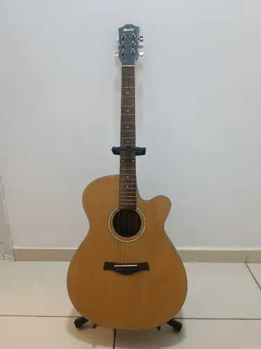 Violão semi-novo, eletrônico e com cordas de aço 