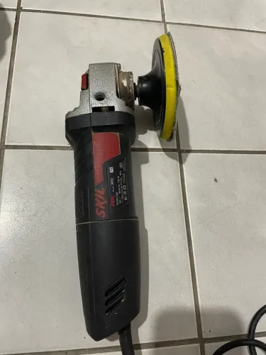 A esmerilhadeira angular retratada é o modelo Skil 9002 de 4 1/2" (115 mm)
