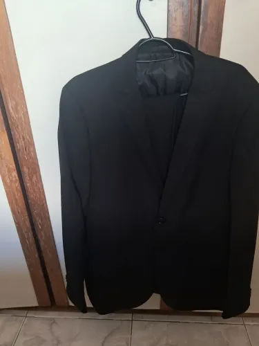 Vendo conjunto paletó 50 e calça 44 preto seminovo