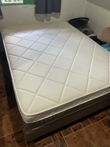 Cama Jacaúna + colchão - bem conservada