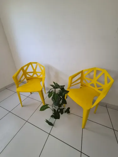 Cadeiras amarelas tipo lounge