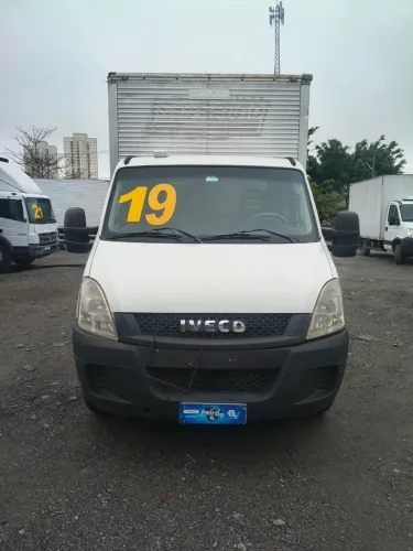 Iveco Daily 35s14 baú de 4,20 metros