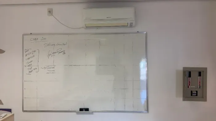 Quadro branco para reunião ou escolar medindo 200x 125