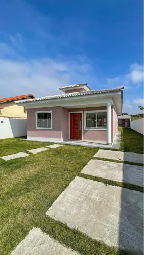 Casa Moderna com 2 Quartos, Amplo Quintal e Cozinha Planejada