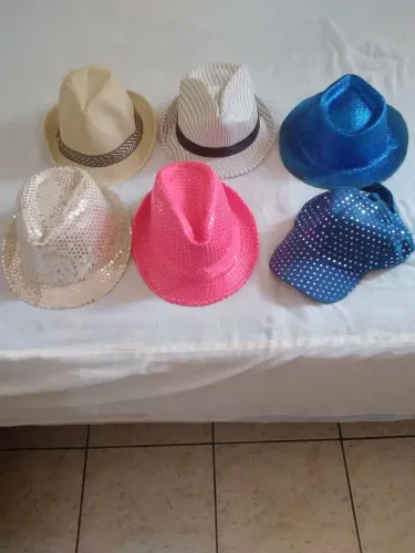Chapéus (5) e boné(1)