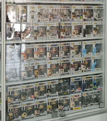 Coleção de Funko Pops de Harry Potter e Attack on Titan