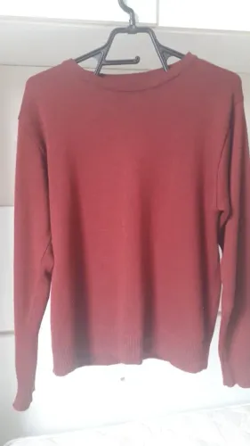 Blusa de lã acrílica 100% na cor bordô bem conservada