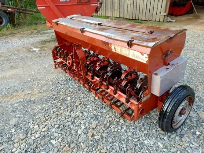 Semeadeira de trigo aveia azevém 13 linhas