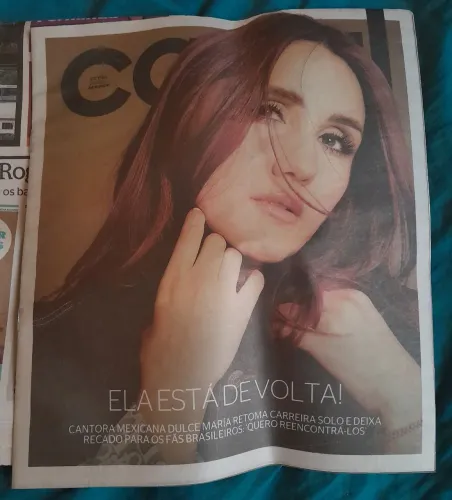 Jornal Extra com entrevista e pôster da Dulce María