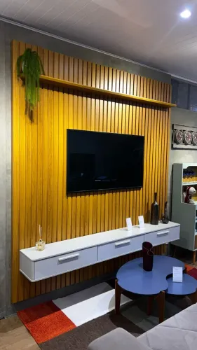 "Painel Bali em Madeira Ripada - Elegância em Grande Escala para sua TV de até 85? | Pront