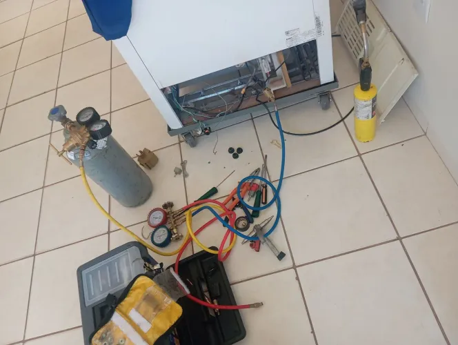 Conserto de geladeira, freezer, expositores, câmara fria, balcão refrigerado, etc...