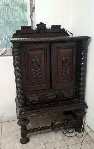 Aparador estilo Manuelino cristaleira de vidro por dentro