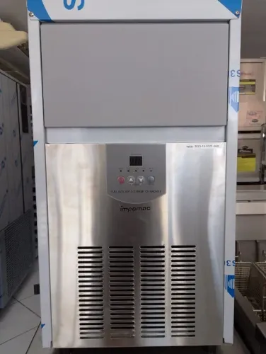 MÁQUINA DE GELO - Produção de 30Kg/dia ou 1,2Kg por hora./ AMANDA