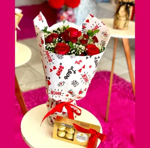 Buquê de rosas com chocolates