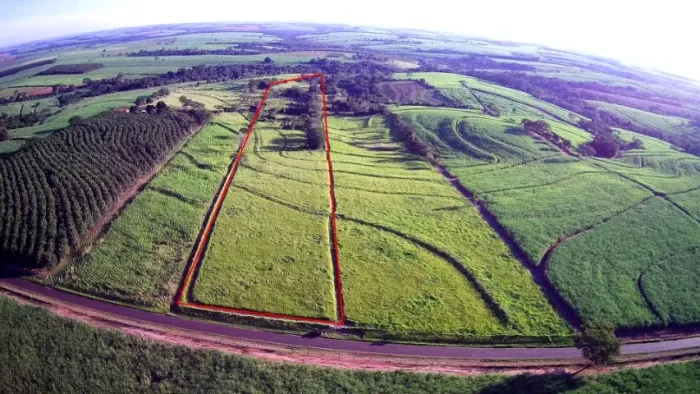 Oportunidade de Investimento! Sítio com 4,2 Alqueires na Beira da Rodovia em Olímpia/SP!