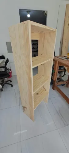 Estante com 4 prateleiras em pinus Tisbe