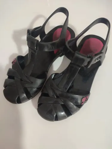 2 Sandálias Grendene tamanho 25