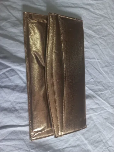 Bolsa dourada de mão para festa
