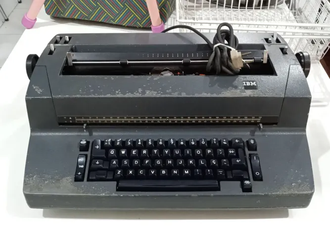 Máquina de Escrever Elétrica IBM com defeito 