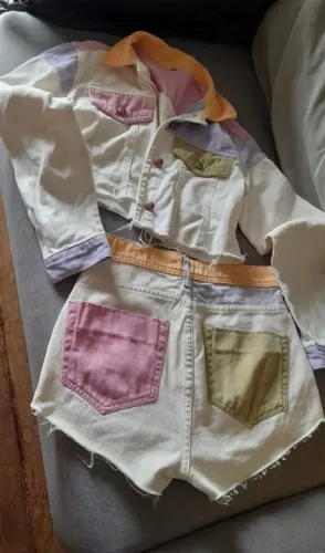 Conjunto de jaqueta e short jeans infantil (jaqueta tamanho P e short tamaño 36).