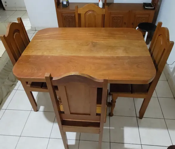 Vende conjunto de mesa com 4 cadeiras de madeira cerejeira macica.