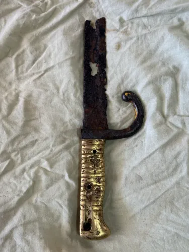 Antiga baioneta militar com cabo de latão e guarda em gancho - item de coleção