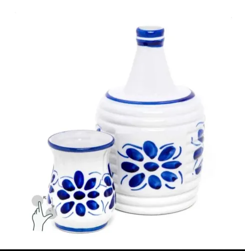 Conjunto de jarro e vaso de cerâmica azul e branco