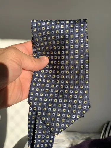 Gravata Azul Marinho com relevo quadriculado em amarelo e azul claro
