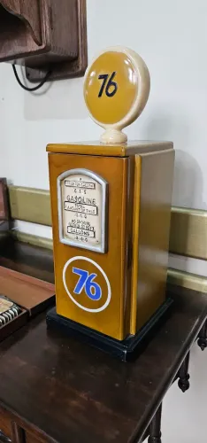 Bomba de gasolina retrô de madeira 