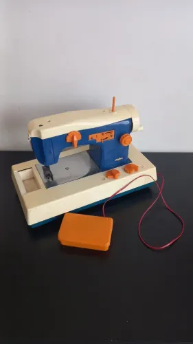 RELÍQUIA!!! Mini máquina de costura Estrela - anos 80