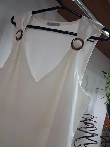 Body branco elegante com detalhes 