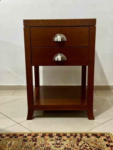 Mesa lateral Sierra Beijing com estrutura em madeira Tauari 