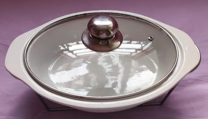 Rechaud de Porcelana Oval Com Tampa De Vidro e Suporte de Metal 