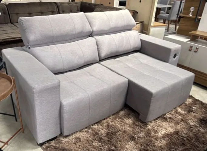 Sofá retrátil e reclinável 2.10 em linho com entrada USB 