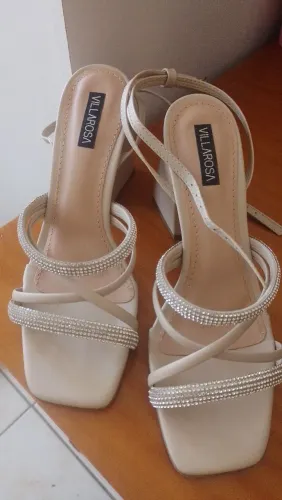 Salto alto com pedrinhas